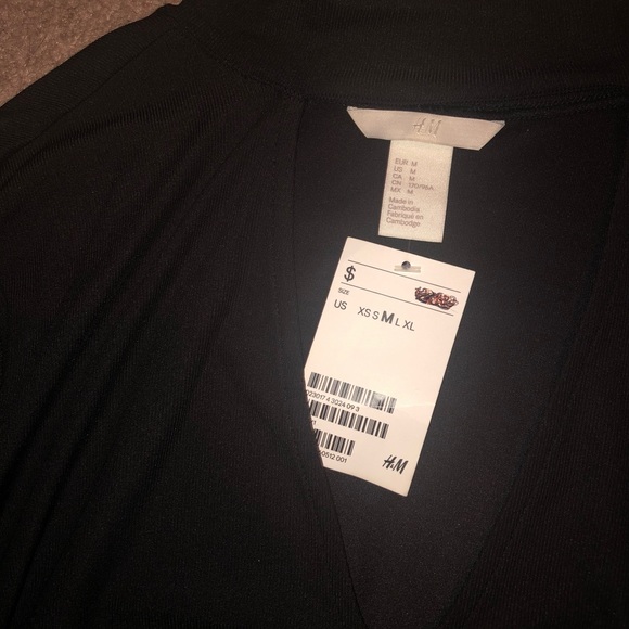 H&M long sleeve BNWT Black cut out Top - Picture 2 of 2